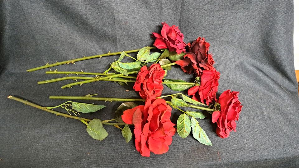 Kunstblumen , rote Rosen