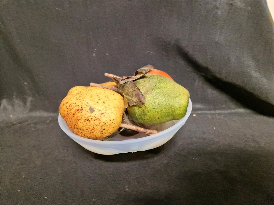 Glasschale mit Fuß und Früchte