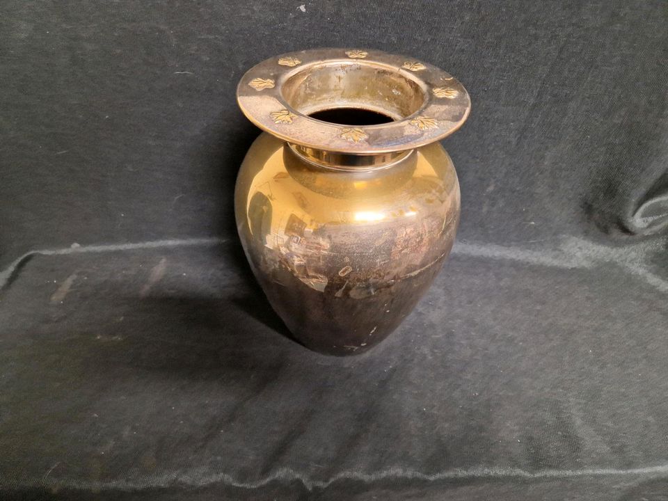 Vase, Versilbert , Goldfarbend
