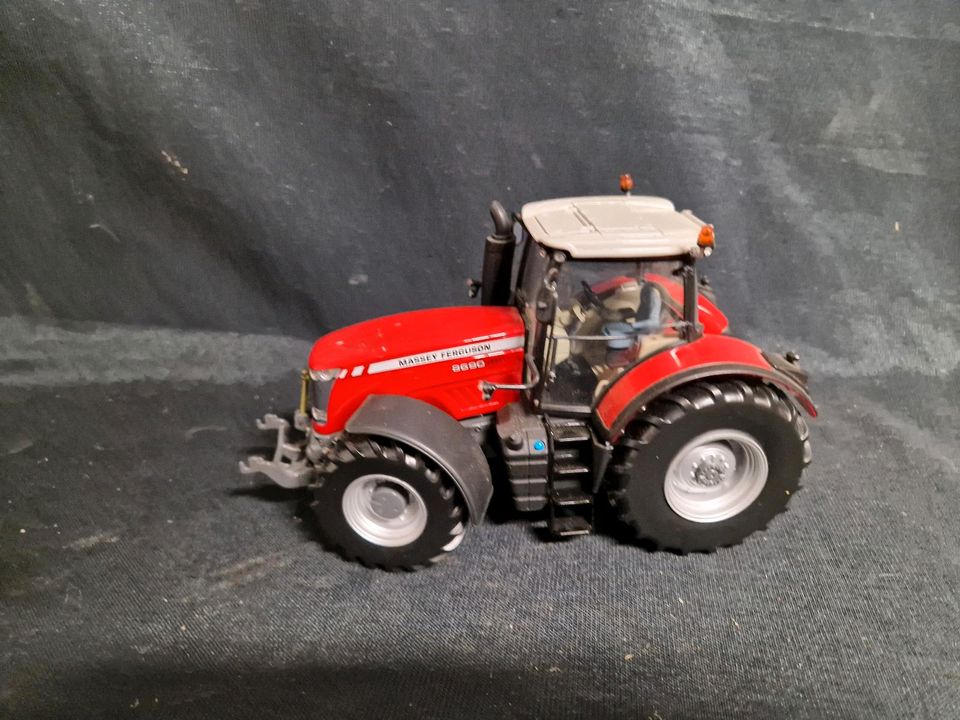 Massey Ferguson 8690 1:32 Universal Hobbies