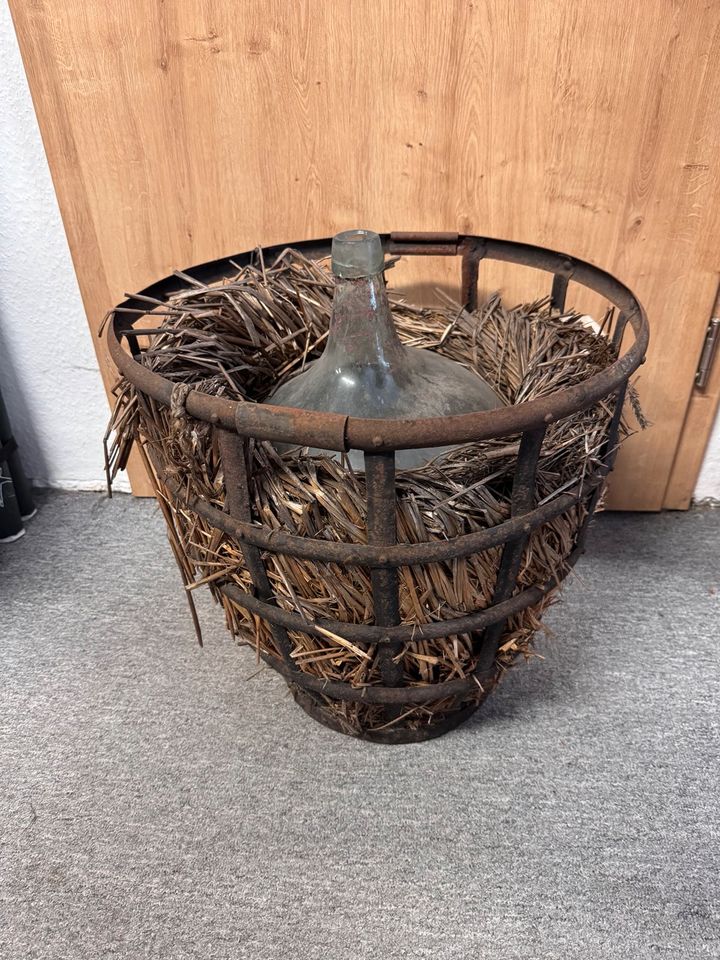 Weinballon im Strohkorb Deko