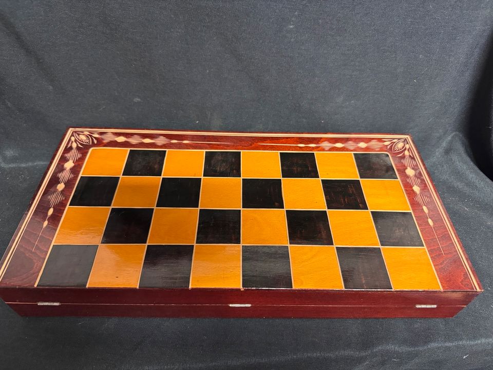 Schach Backgammon Holzfiguren