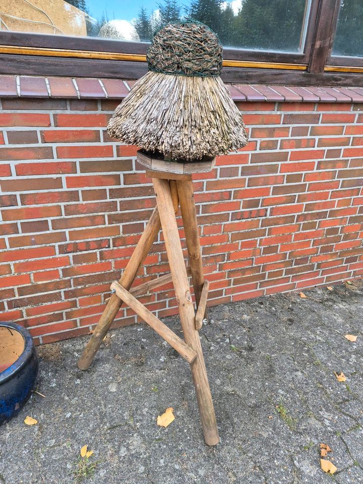 Vogelhaus mit Ständer ,Reetdach
