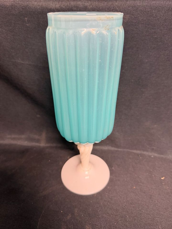 Retro Vase Glasvase Hellblau mit weißen Fuß