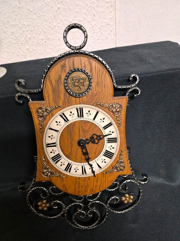 Küchenuhr. Wanduhr, Tempus Fugil , Gusseisen