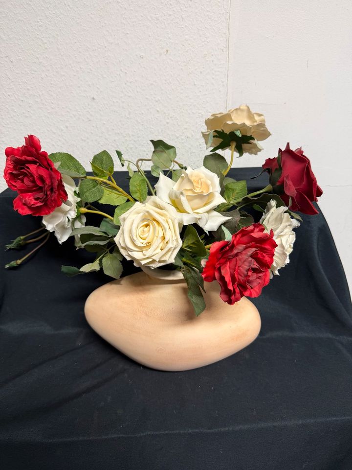 Vase mit Blumen Rosen Keramik