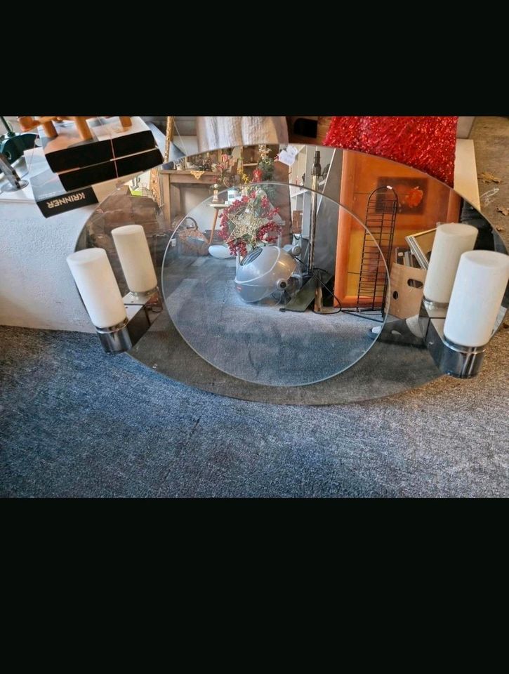 Badezimmer Spiegel mit Beleuchtung .