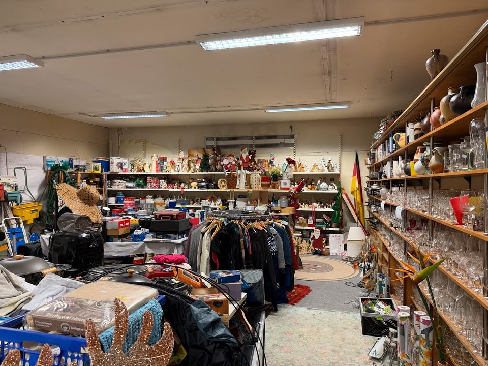 Haushaltsauflösung, Geschirr, Bücher, Glasschalen