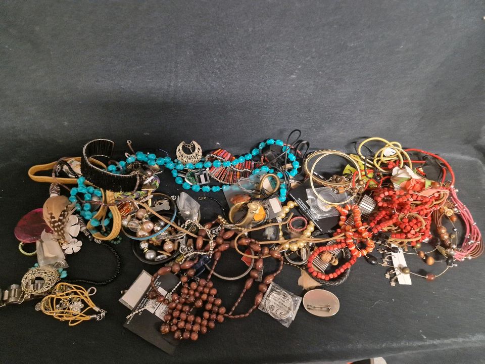 Modeschmuck, Ketten Armbänder, Broschen