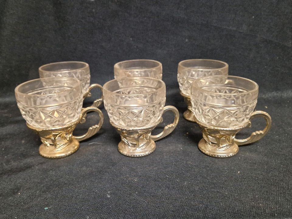 Glaskaffeetassen in Goldfarbenen Kunststoffhalter