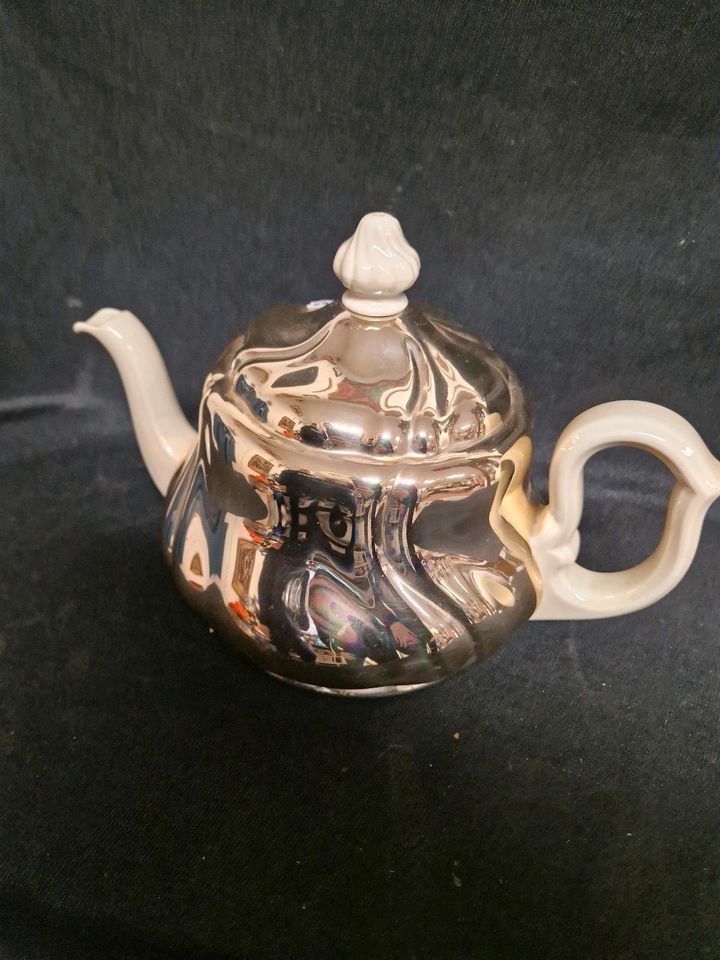 Versilberte Teekanne mit Wärmehaube